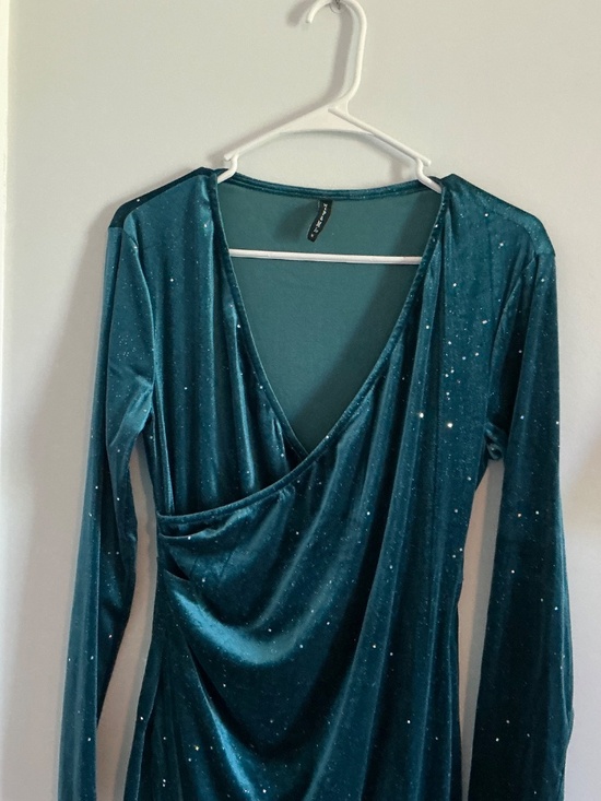 Beautiful turquoise sequined sexy party dress - Picture 3 of 8